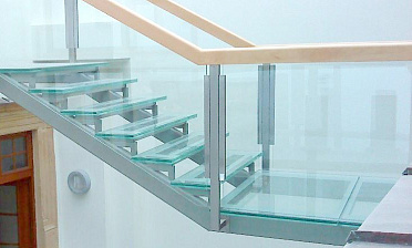 Стеклянные ступени и стеклянная площадка на лестнице купить в Самаре