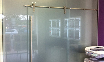 Перегородки из стекла непрозрачные, для офиса в Самаре. Готовые проекты ПерилаГлавСнаб