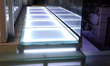 Стеклянный подиум со ступенями с подсветкой купить в Самаре