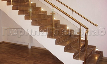 Ограждение лестницы с прозрачным стеклом, стойками и поручнем из латуни в Самаре. Готовые проекты ПерилаГлавСнаб Ограждение лестницы с прозрачным стеклом, стойками и поручнем из латуни в Самаре. Готовые проекты ПерилаГлавСнаб