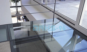 Стеклянный потолок на межэтажной площадке купить в Самаре