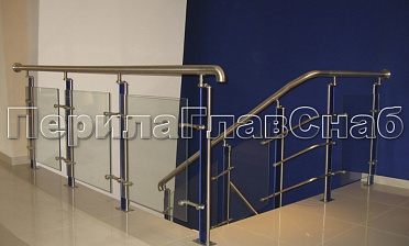 Ограждение со стойками с акриловыми вставками на спайдерных стеклодержателях купить в Самаре