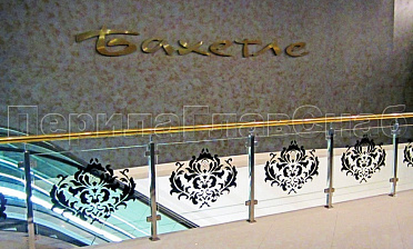 Ограждение лестницы на квадратных стойках с латунным поручнем купить в Самаре