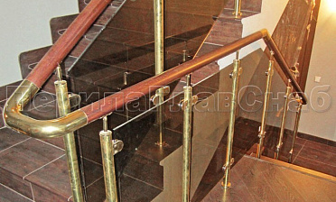 Ограждение лестницы со стеклом, тонированным в массе, стойки и завязки поручня из латуни купить в Самаре