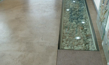 Стеклянный пол в квартиру с декоративной композицией купить в Самаре