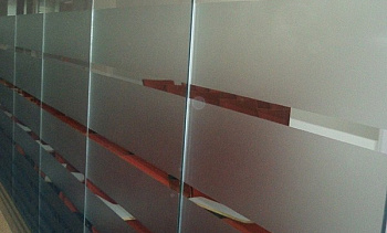 Стеклянные перегородки в офисе с закаткой пленки в Самаре. Готовые проекты ПерилаГлавСнаб