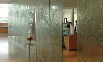 Стеклянные перегородки с декоративным рельефом в офисе в Самаре. Готовые проекты ПерилаГлавСнаб