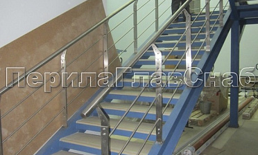 Ограждение с нестандартными нержавеющими стойками и ригельным заполнением купить в Самаре