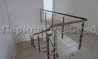 Ограждение с деревянным поручнем и стойками с деревянными вставками, с ригелями купить в Самаре