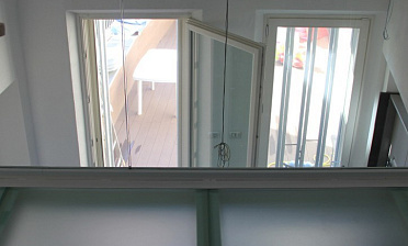 Стеклянное перекрытие из матового стекла на внутреннем балконе купить в Самаре