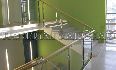 Ограждение с деревянным поручнем, стеклом и стойками купить в Самаре