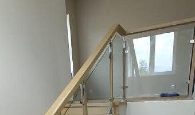 Стойки, стекло и пристенный поручень в Самаре. Готовые проекты ПерилаГлавСнаб Стойки, стекло и пристенный поручень в Самаре. Готовые проекты ПерилаГлавСнаб