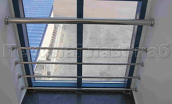 Ограждение на окнах из нержавещей трубы с ригелями в Самаре. Готовые проекты ПерилаГлавСнаб