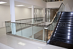 Стеклянные ограждения для торговых  и бизнес центров в Самаре. Готовые проекты ПерилаГлавСнаб - фото 16 Стеклянные ограждения для торговых  и бизнес центров в Самаре. Готовые проекты ПерилаГлавСнаб - фото 16