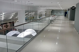 Стеклянные ограждения для торговых  и бизнес центров в Самаре. Готовые проекты ПерилаГлавСнаб - фото 3 Стеклянные ограждения для торговых  и бизнес центров в Самаре. Готовые проекты ПерилаГлавСнаб - фото 3