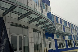 Стеклянные козырьки на спайдерах в Самаре. Готовые проекты ПерилаГлавСнаб - фото 1