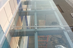 Стеклянные козырьки на спайдерах в Самаре. Готовые проекты ПерилаГлавСнаб - фото 9