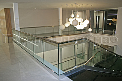 Стеклянные ограждения для торговых  и бизнес центров в Самаре. Готовые проекты ПерилаГлавСнаб - фото 17 Стеклянные ограждения для торговых  и бизнес центров в Самаре. Готовые проекты ПерилаГлавСнаб - фото 17