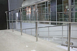 Стеклянные ограждения для торговых  и бизнес центров в Самаре. Готовые проекты ПерилаГлавСнаб - фото 23