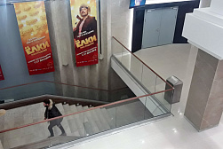 Стеклянные ограждения для торговых  и бизнес центров в Самаре. Готовые проекты ПерилаГлавСнаб - фото 7 Стеклянные ограждения для торговых  и бизнес центров в Самаре. Готовые проекты ПерилаГлавСнаб - фото 7