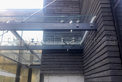 Стеклянные козырьки на спайдерах в Самаре. Готовые проекты ПерилаГлавСнаб - фото 5