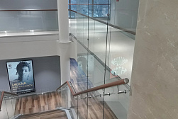 Стеклянные ограждения для торговых  и бизнес центров в Самаре. Готовые проекты ПерилаГлавСнаб - фото 6 Стеклянные ограждения для торговых  и бизнес центров в Самаре. Готовые проекты ПерилаГлавСнаб - фото 6